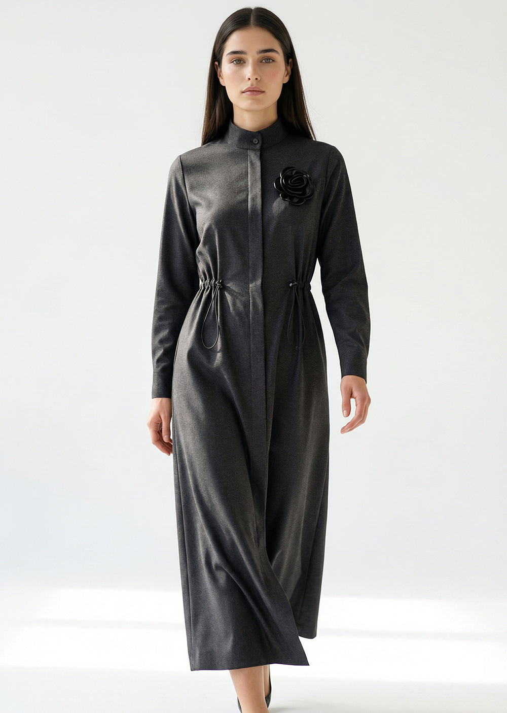 Hakim Yaka Büzgülü Deri Aksesuarlı Uzun Dokuma Elbise