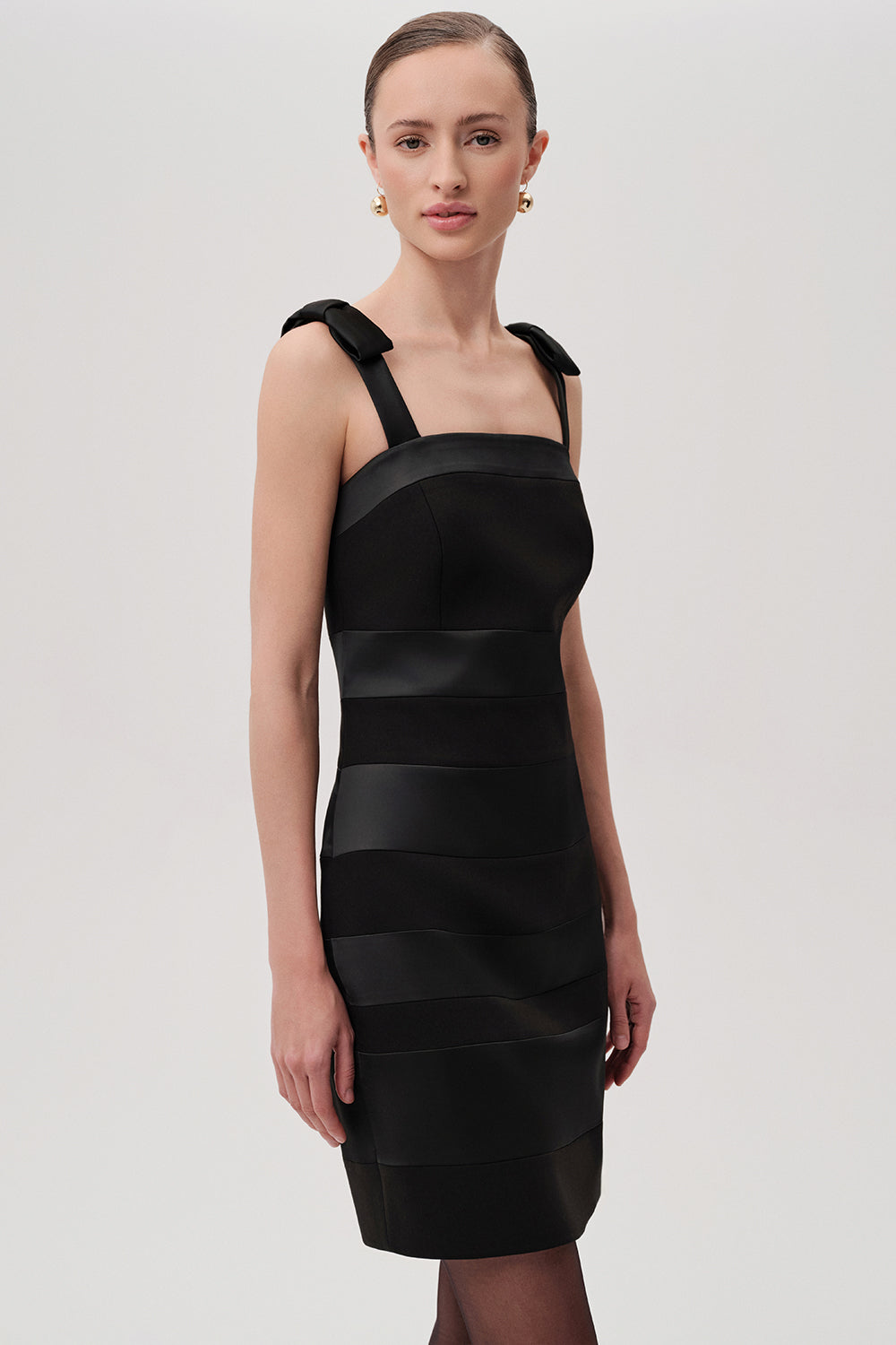 Kalın Askılı Slim Fit Saten Garnili Mini Siyah Elbise