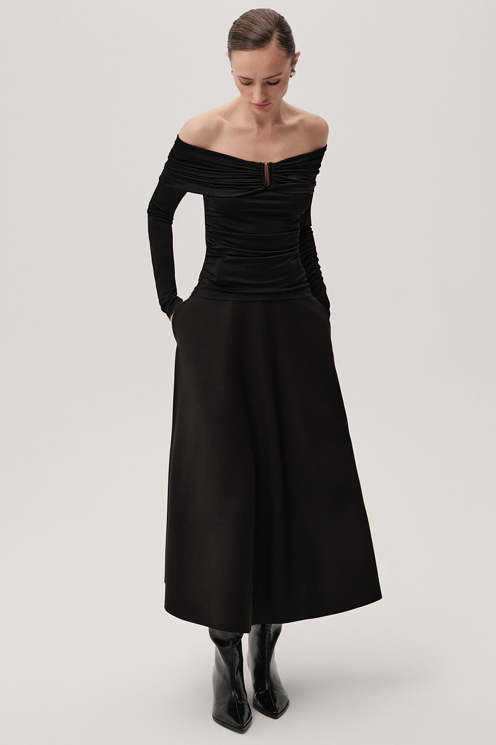 Omzu Açık Drape Detaylı Uzun Kollu Slim Fit Örme Siyah Bluz