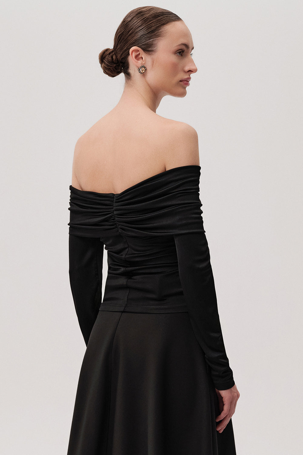 Omzu Açık Drape Detaylı Uzun Kollu Slim Fit Örme Siyah Bluz