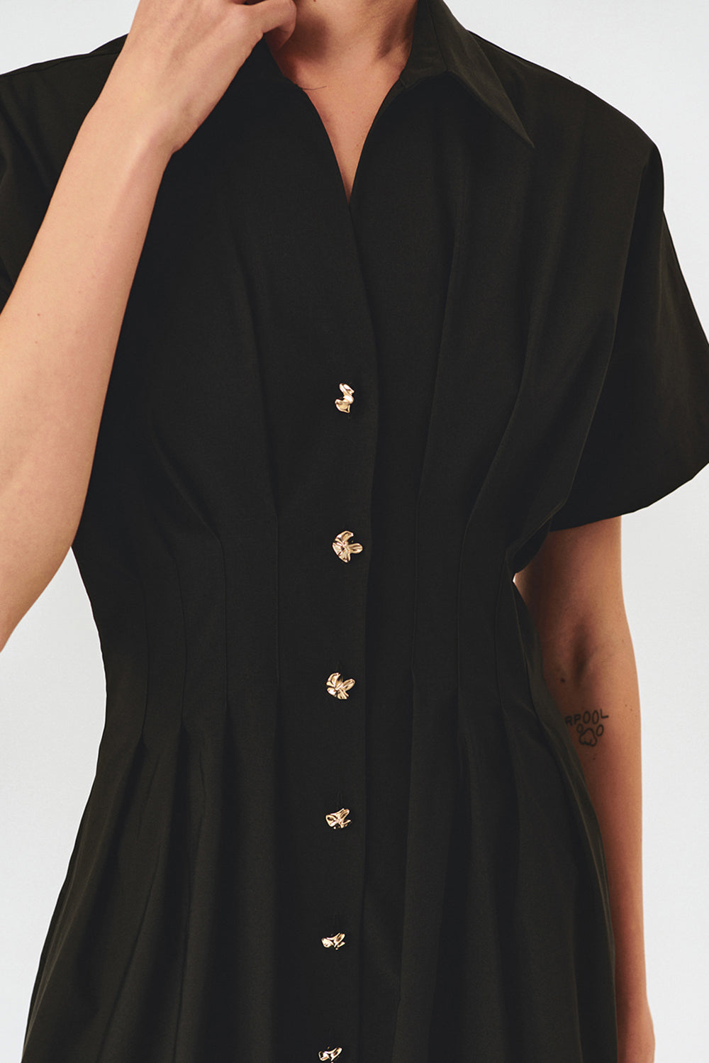 Düşük Kol Önden Düğmeli Etek Uçları Fistolu Bele Oturan Midi Boy Gömlek Elbise