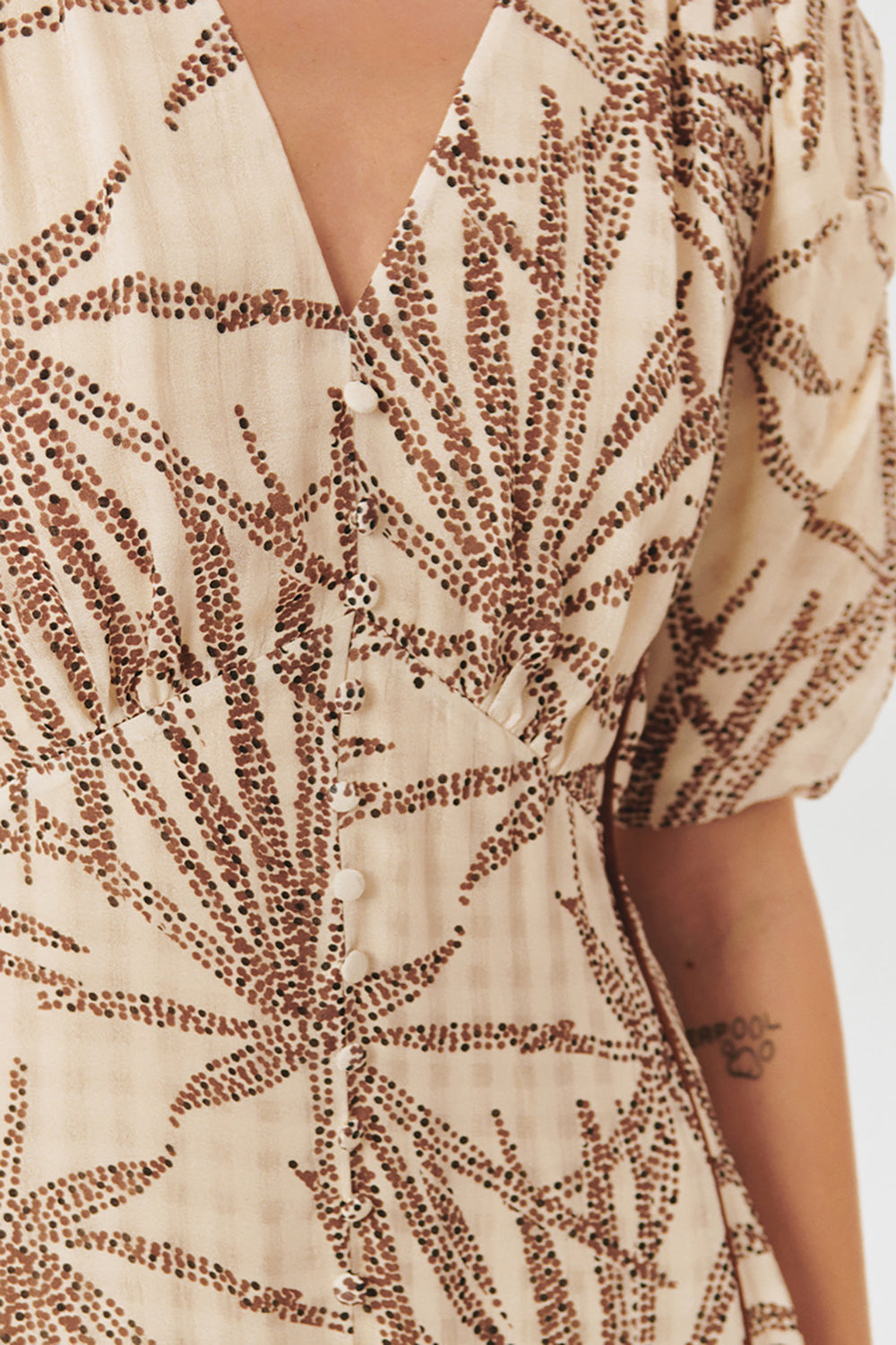 Desenli Balon Kol V Yaka Düğmeli Regular Midi Rayon Şifon Elbise