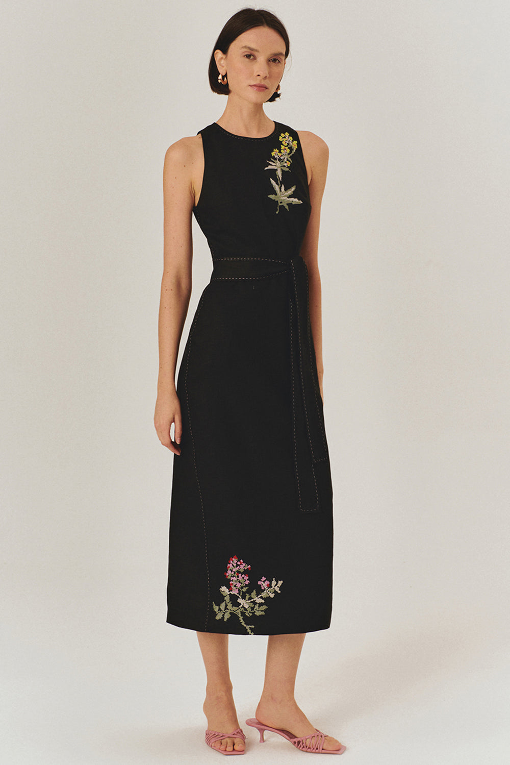 Saf Keten Kemer Detaylı Çiçek İşlemeli Siyah Midi Elbise