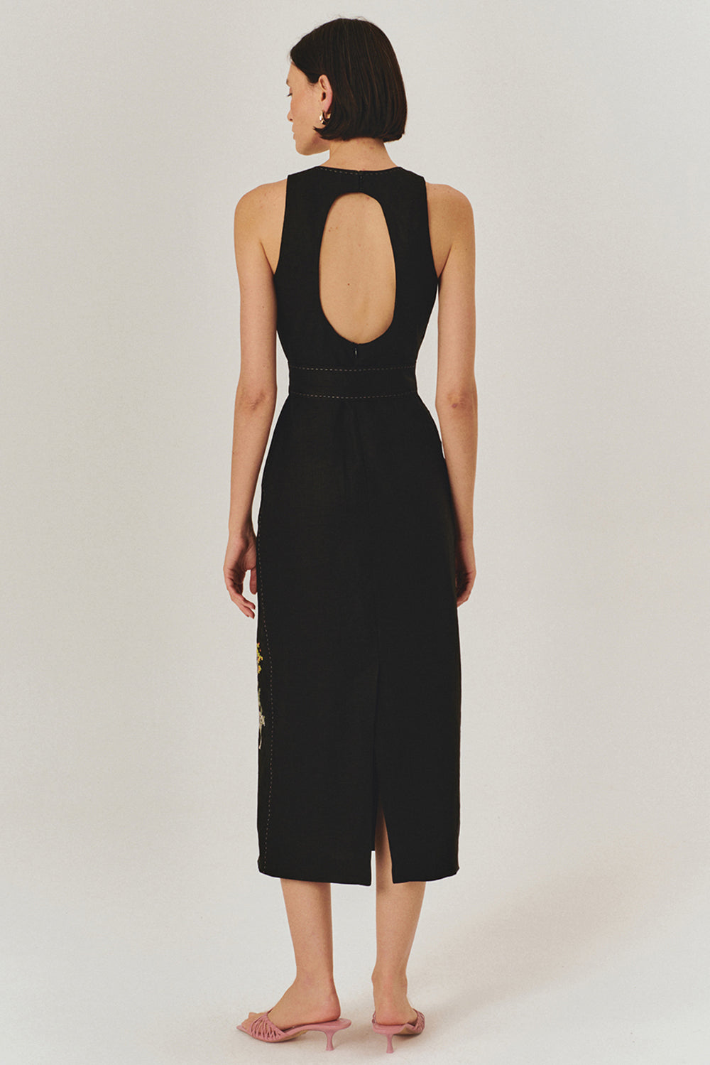 Saf Keten Kemer Detaylı Çiçek İşlemeli Siyah Midi Elbise