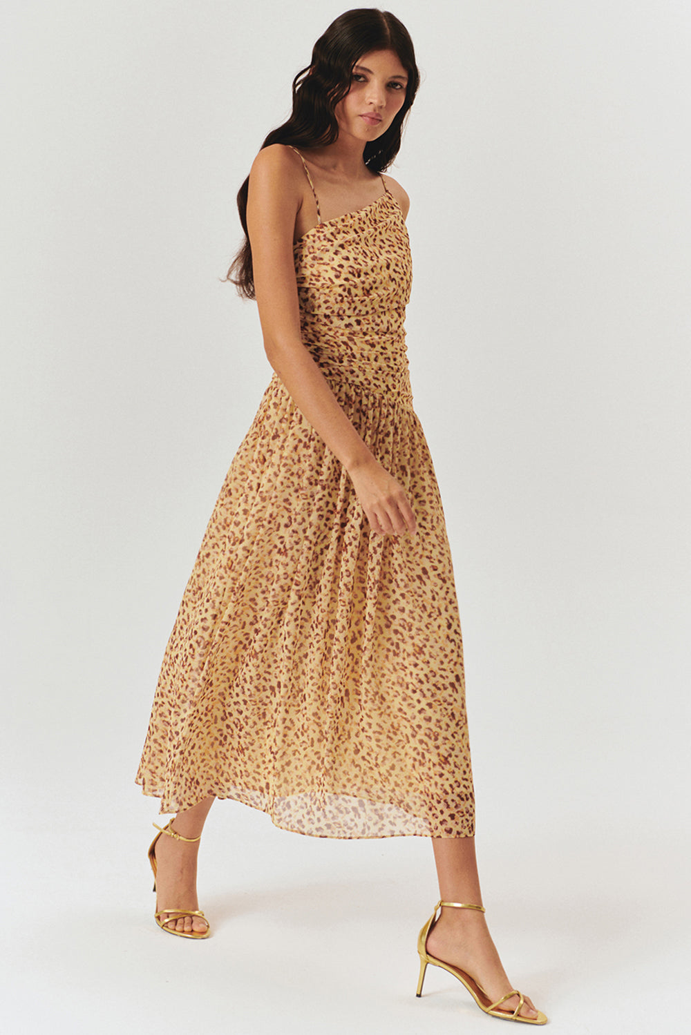 Bele Oturan Asimetrik Yaka Leopar Desenli Askılı Midi Elbise