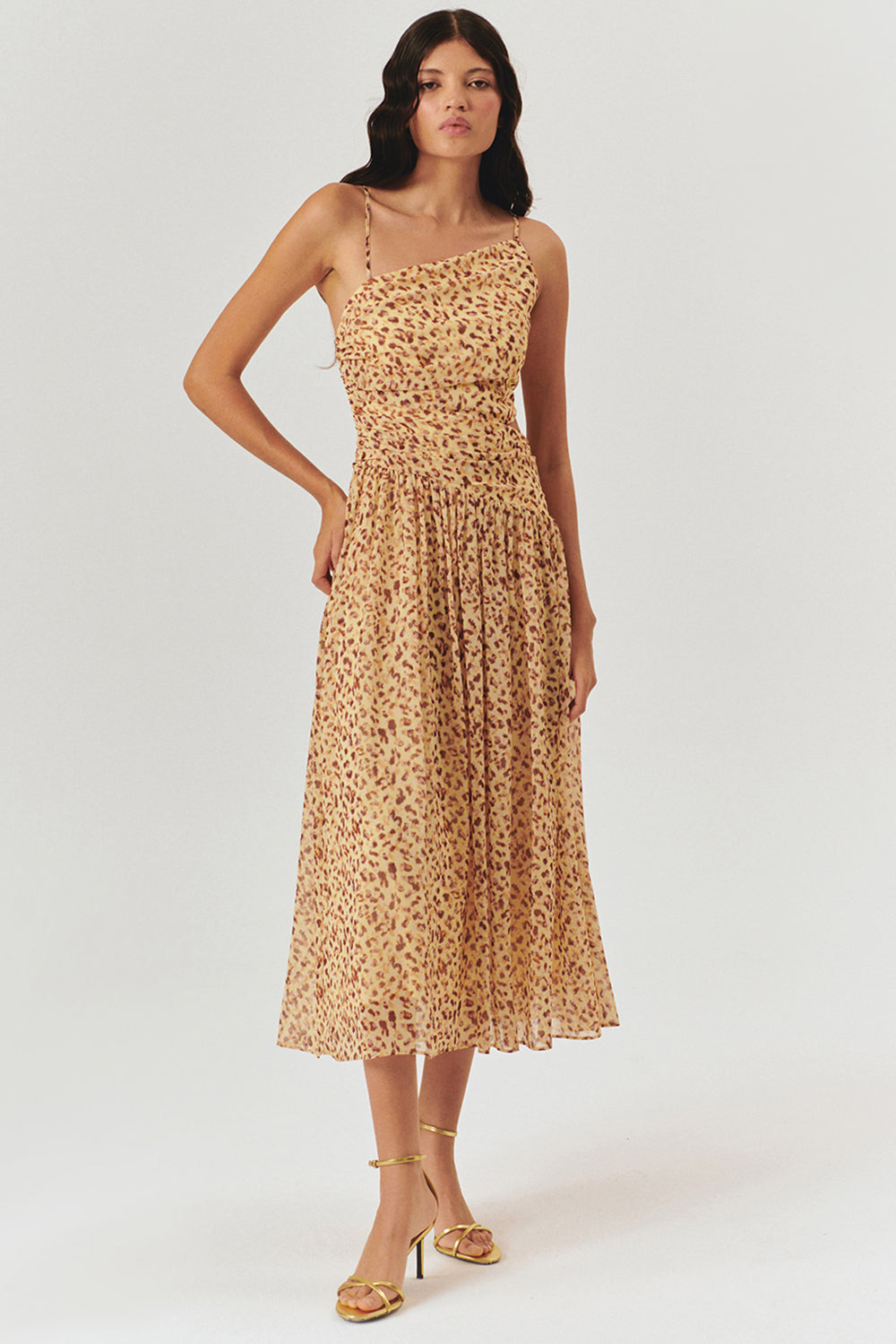 Bele Oturan Asimetrik Yaka Leopar Desenli Askılı Midi Elbise