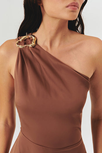 Gold Toka Detaylı Tek Omuz Bağlamalı Kahverengi Maxi Elbise
