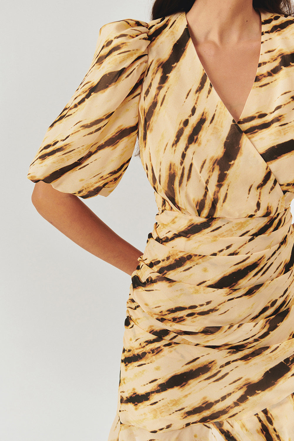 Bele Oturan Desenli V Yaka Mini Elbise