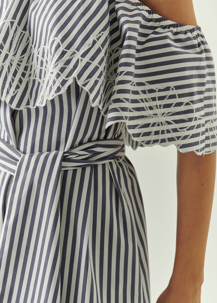 İşleme Detaylı Çizgili Omzu Açık Fırfırlı Midi Elbise