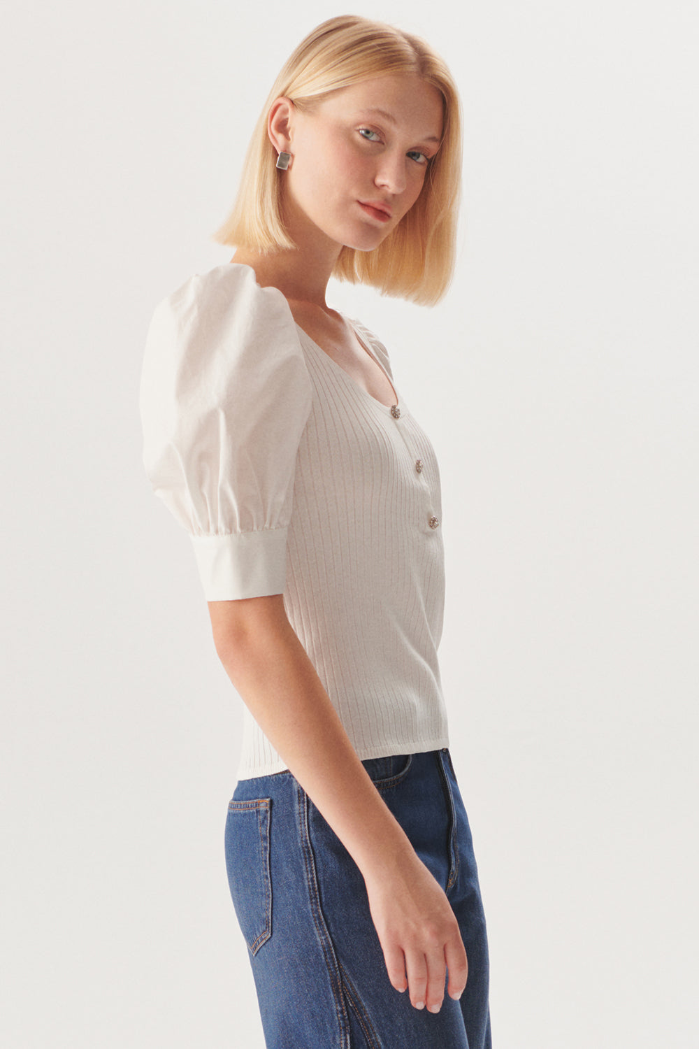 Balon Kol Taşlı Düğme Detaylı Beyaz Bluz