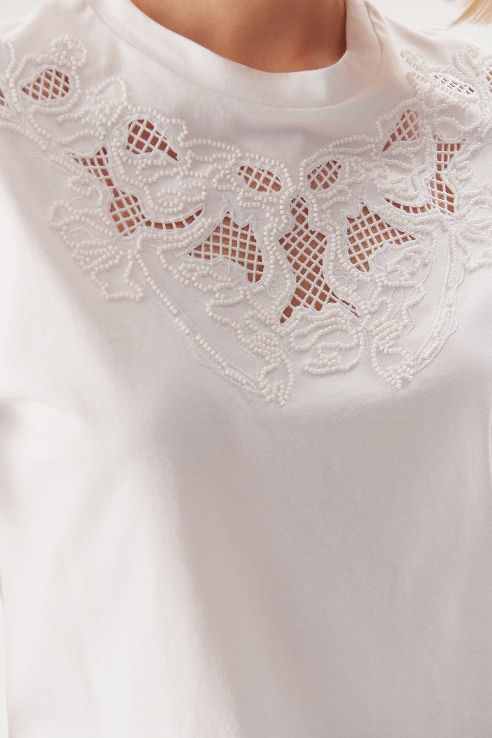 İşleme Detaylı Beyaz Regular Örme Tişört