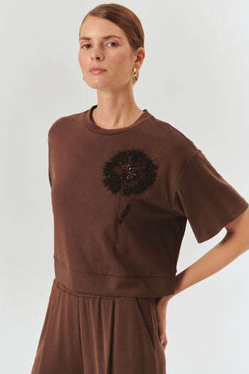 İşleme Detaylı Kahverengi Crop Modal Karışımlı Örme Tişört