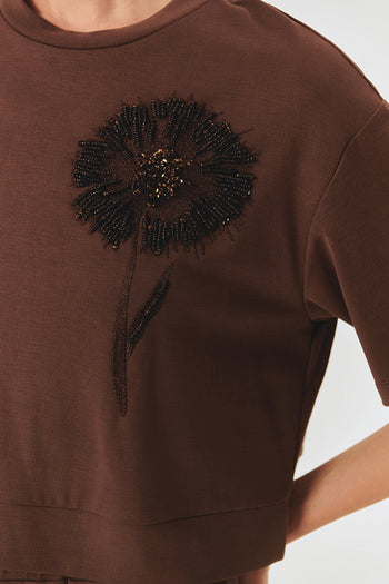 İşleme Detaylı Kahverengi Crop Modal Karışımlı Örme Tişört