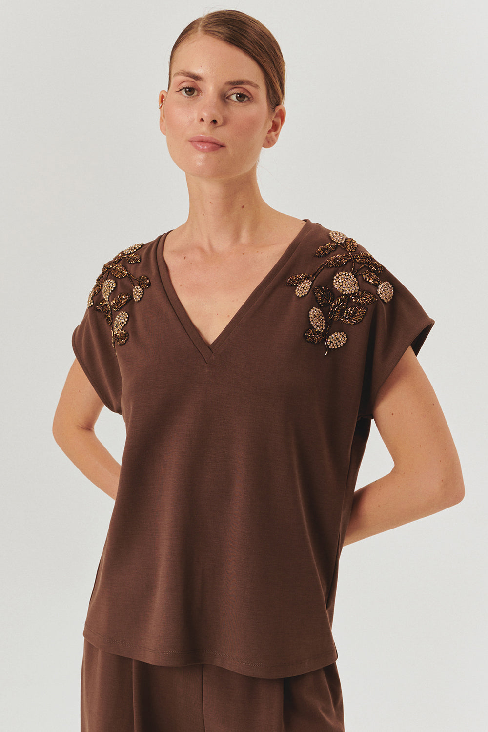 İşleme Detaylı V Yaka Kahverengi Regular Modal Karışımlı Örme Tişört