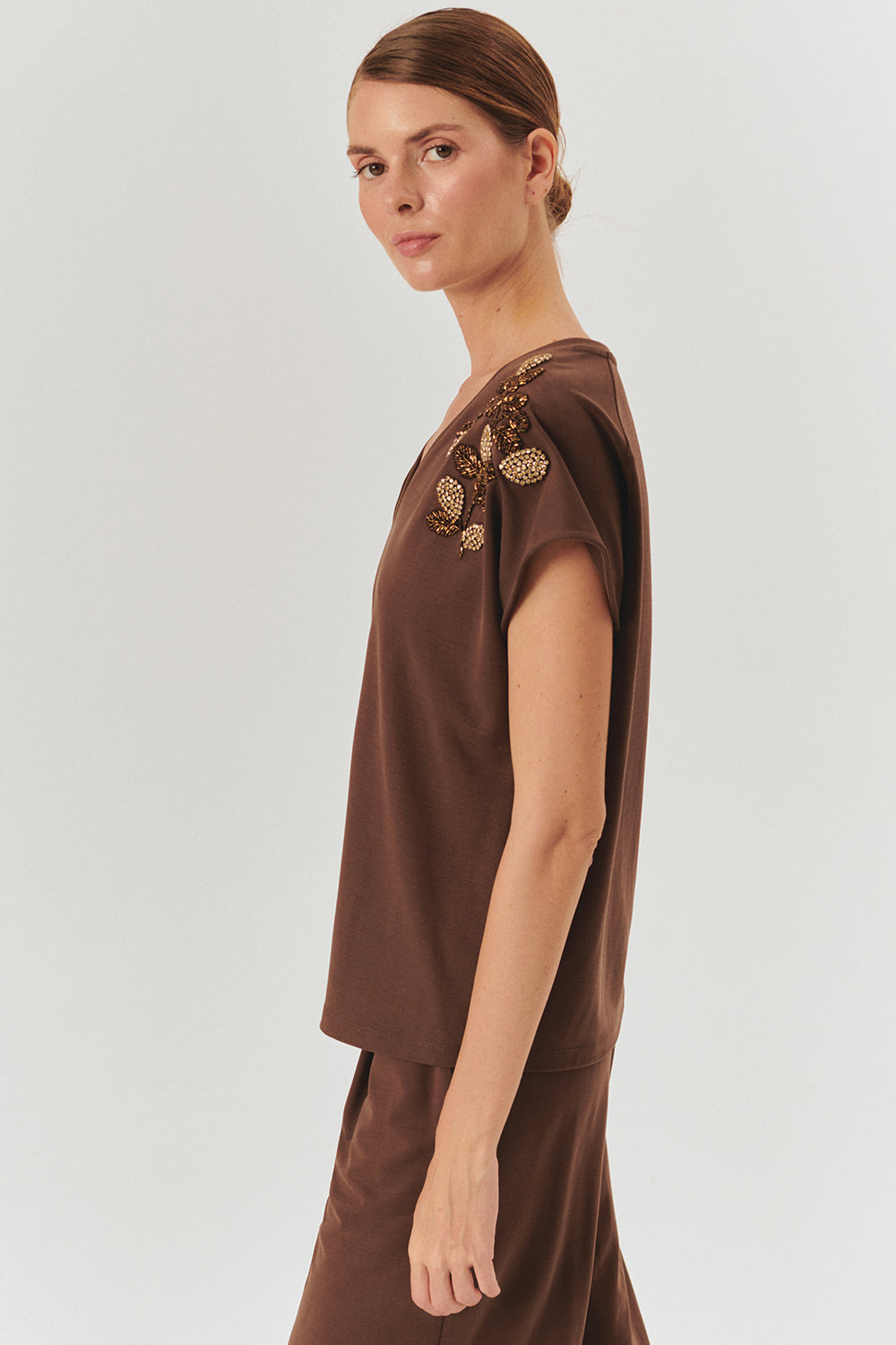 İşleme Detaylı V Yaka Kahverengi Regular Modal Karışımlı Örme Tişört