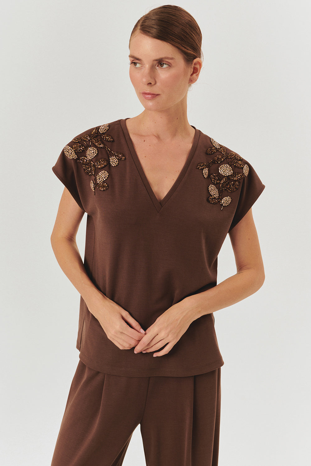 İşleme Detaylı V Yaka Kahverengi Regular Modal Karışımlı Örme Tişört