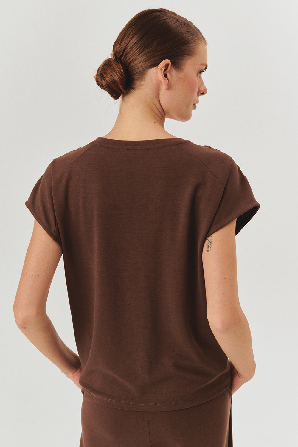 İşleme Detaylı V Yaka Kahverengi Regular Modal Karışımlı Örme Tişört