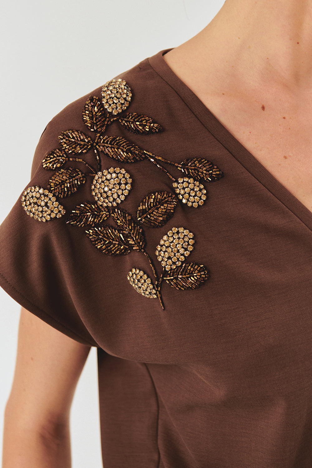 İşleme Detaylı V Yaka Kahverengi Regular Modal Karışımlı Örme Tişört