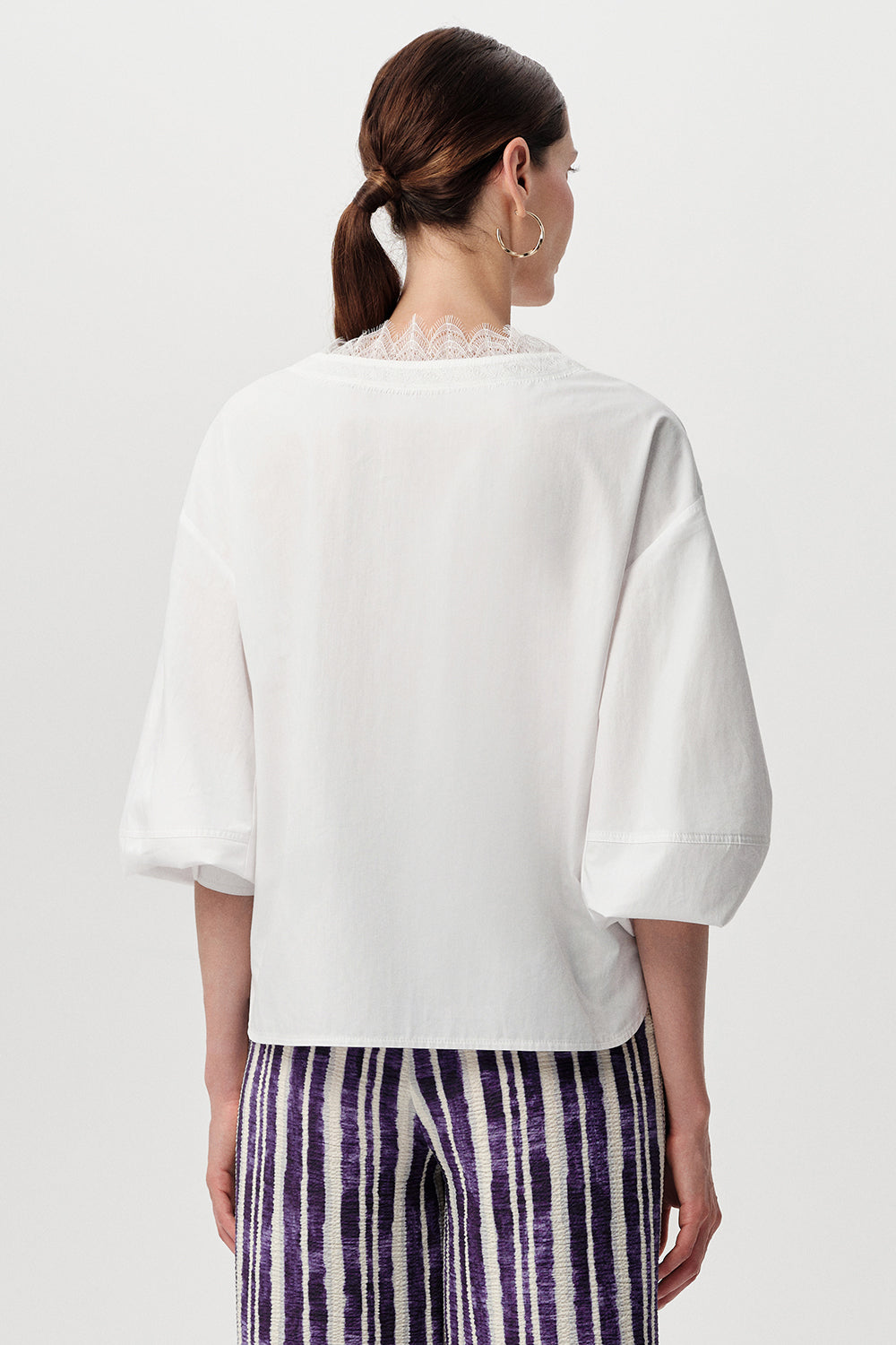 V Yaka Dantelli Uzun Kollu Düğmeli Regular Poplin Kemik Gömlek