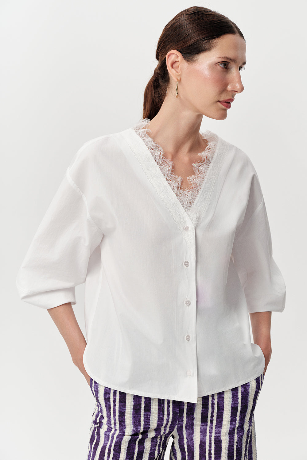 V Yaka Dantelli Uzun Kollu Düğmeli Regular Poplin Kemik Gömlek