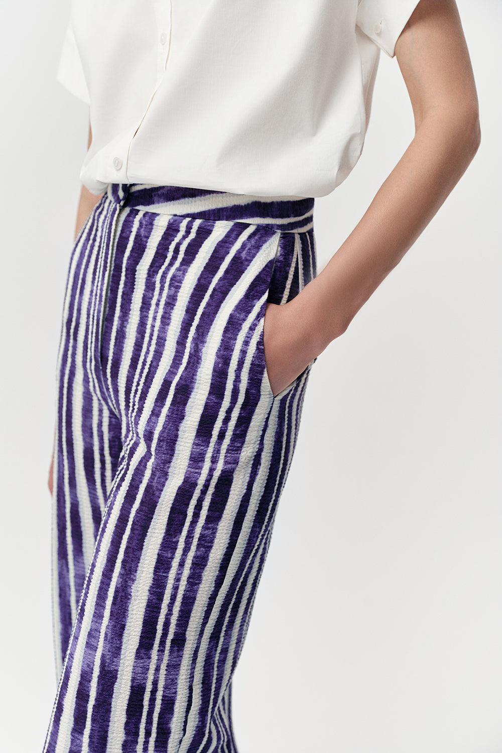 Geniş Paça Fermuarlı Cepli Gofre Regular Saks Kemik Pantolon