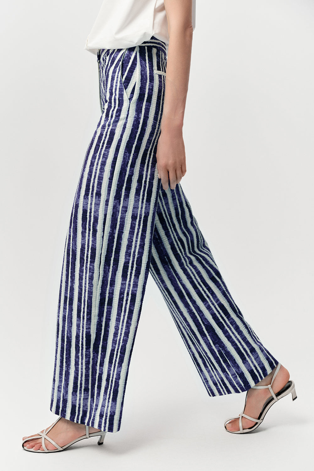 Geniş Paça Fermuarlı Cepli Gofre Regular Saks Kemik Pantolon