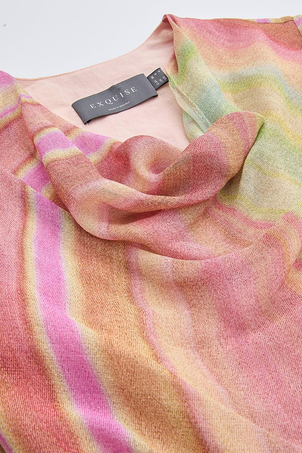 Degaje Yaka Kısa Kollu Astarlı Kuşaklı Midi Çok Renkli Elbise