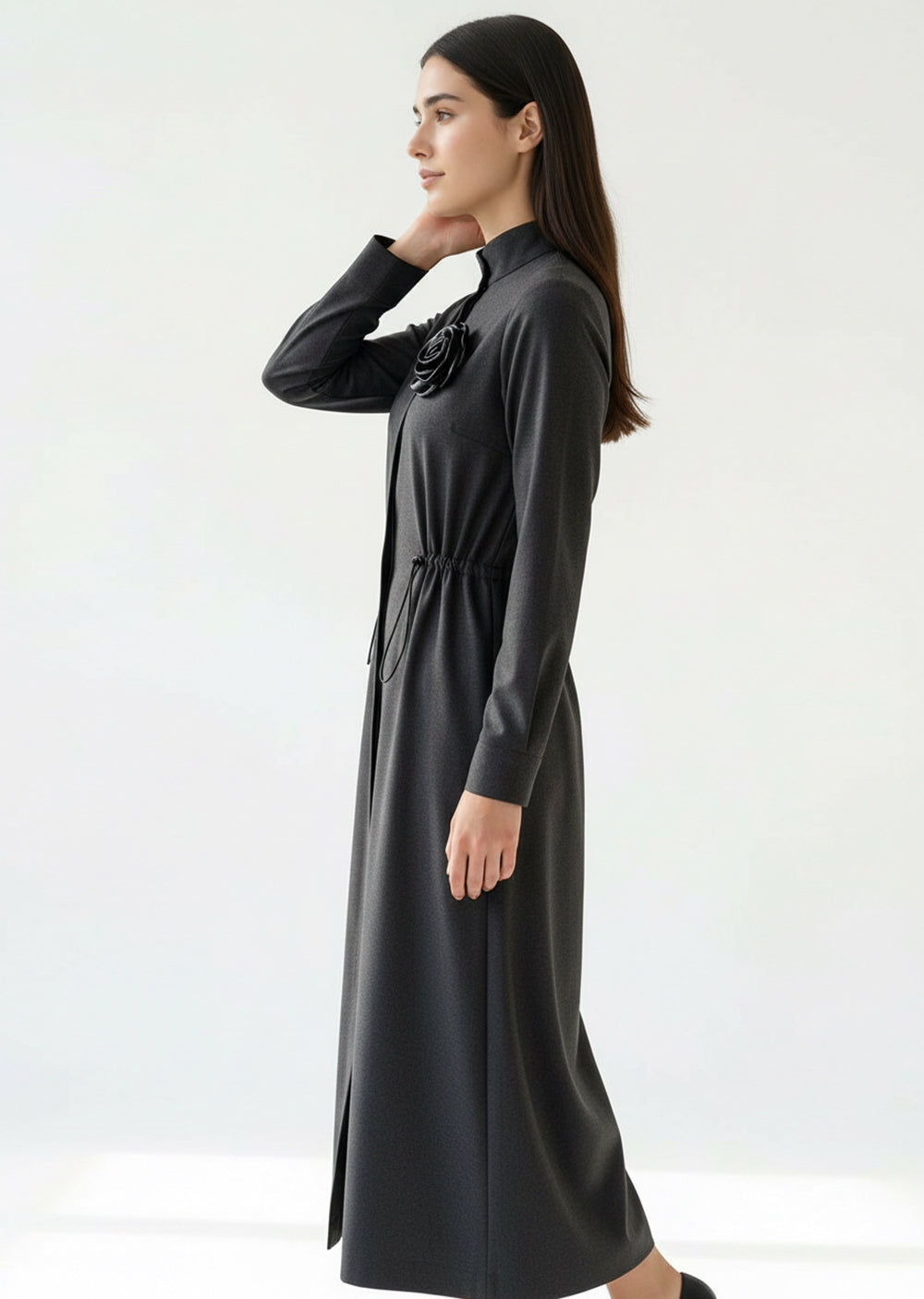 Hakim Yaka Büzgülü Deri Aksesuarlı Uzun Dokuma Elbise