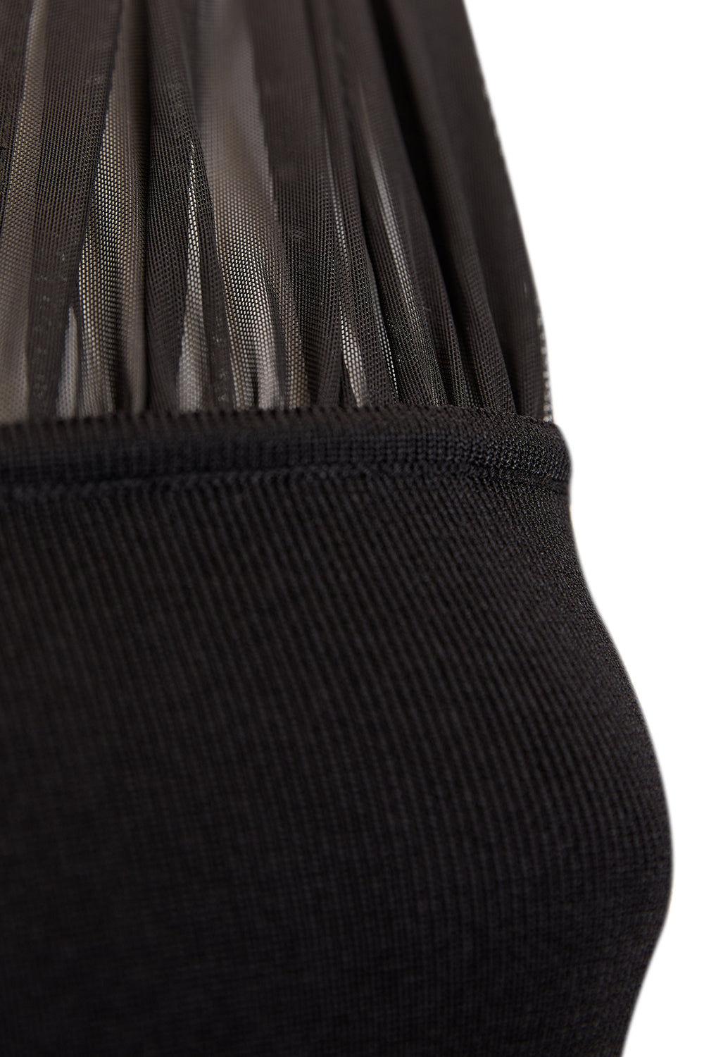 Piliseli Tül Detaylı Kolsuz Triko Bluz