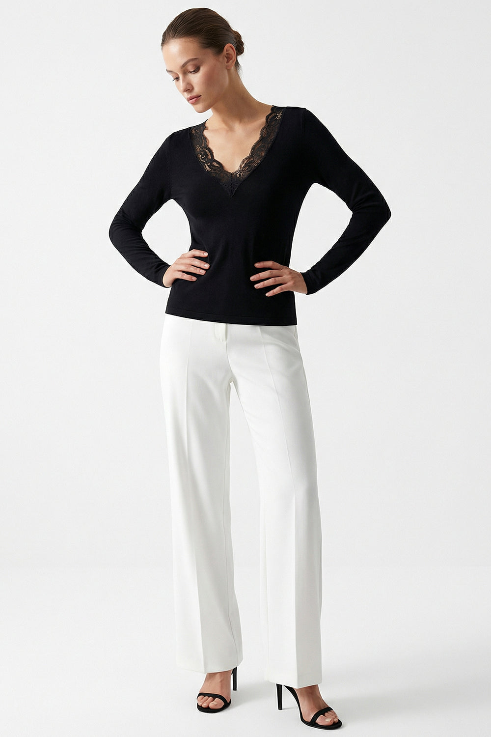 Uzun Kollu Dantel Detaylı Regular Siyah Örme Bluz