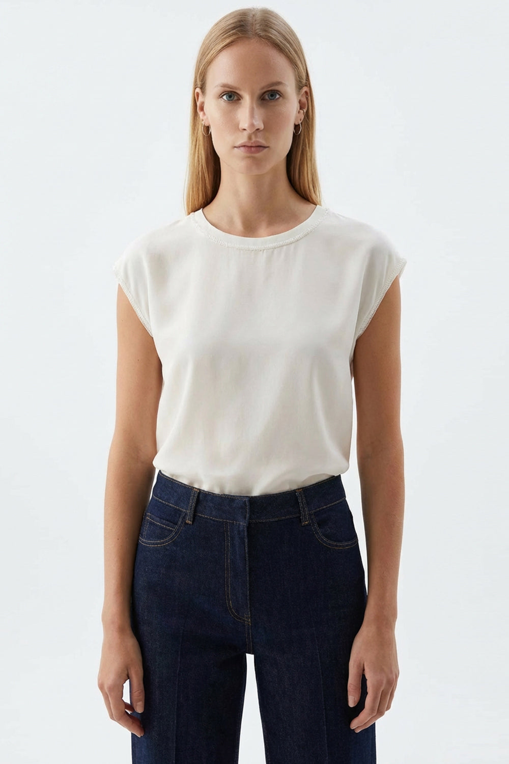 Sade Ve Düz Tasarıma Sahip Tişört