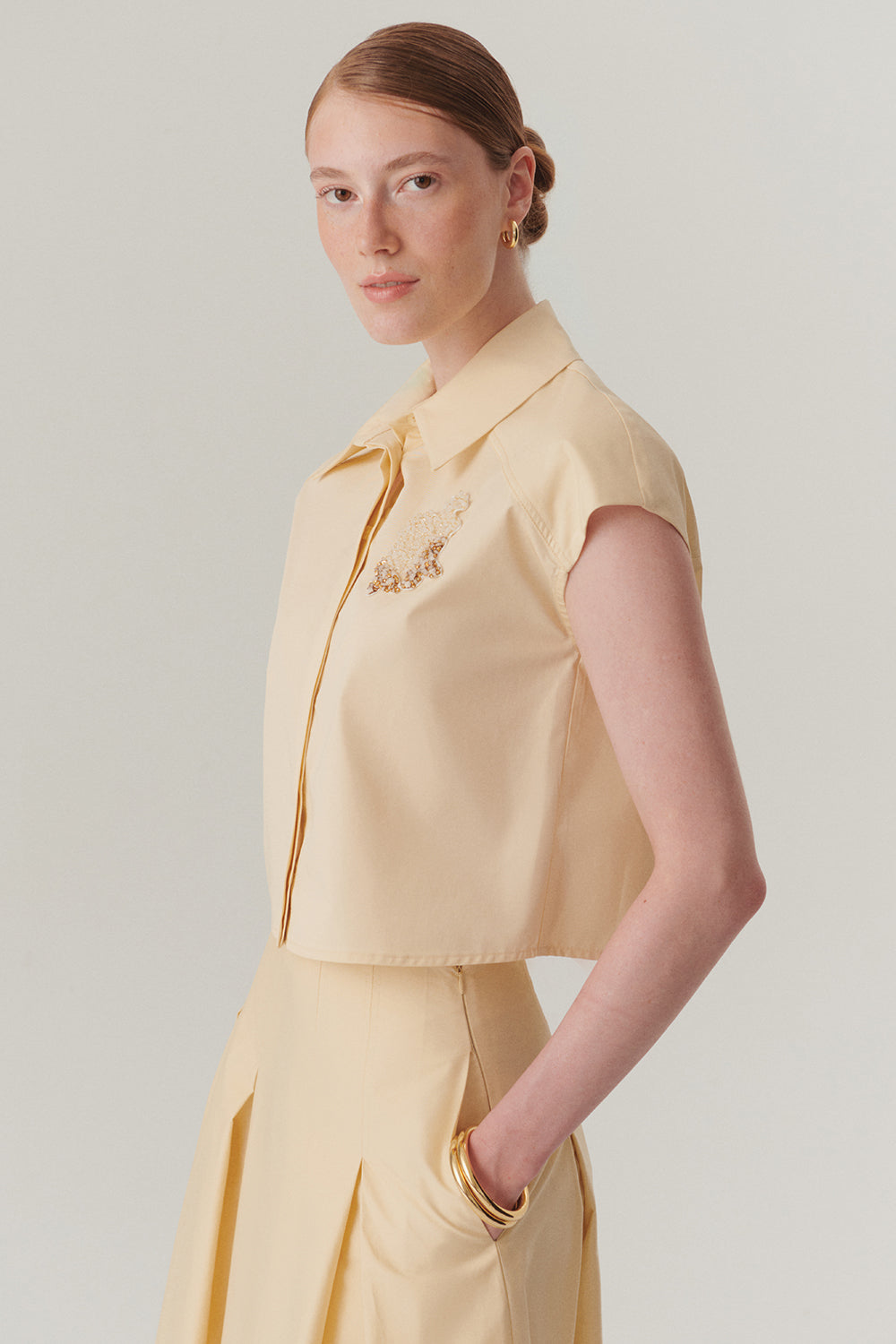 İşleme Detaylı Açık Sarı Pamuklu Crop Gömlek