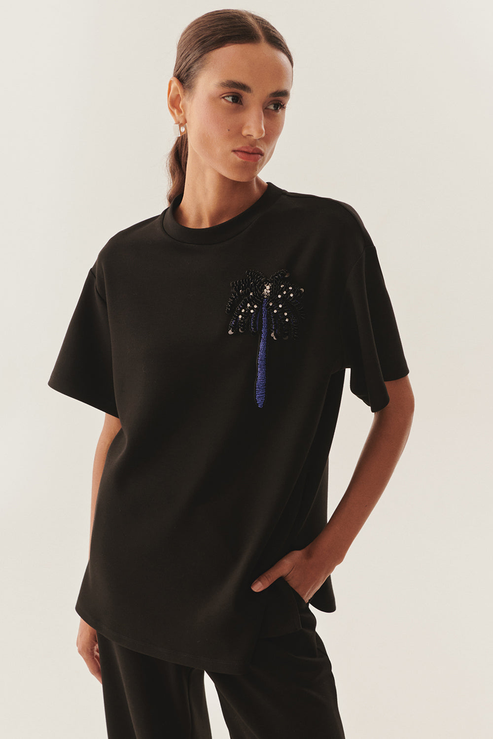 İşlemeli Siyah Rahat Kesim Bisiklet Yaka Regular Örme Tişört