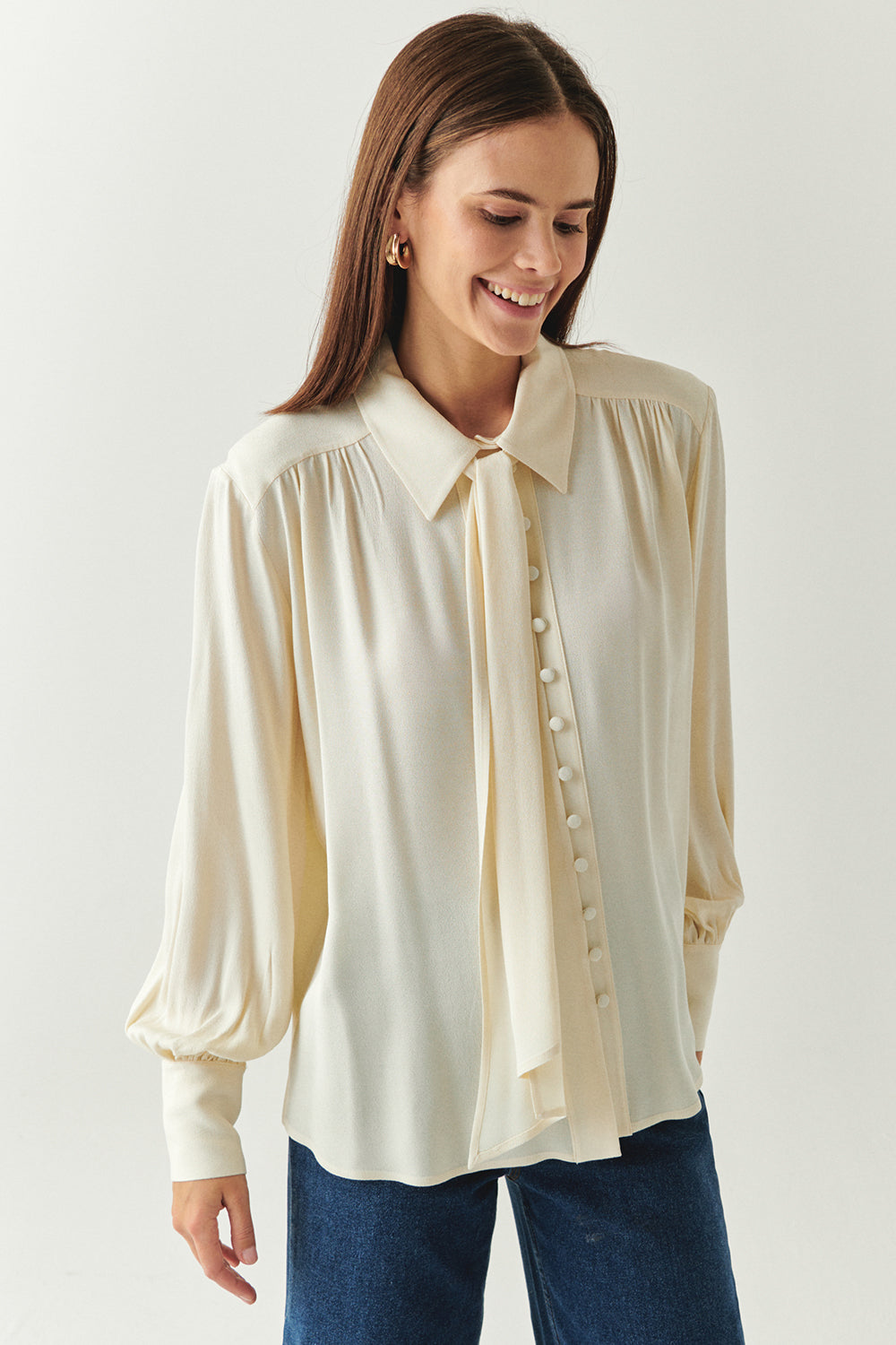 Fular Detaylı Düğmeli Regular Uzun Kollu Viskon Gömlek