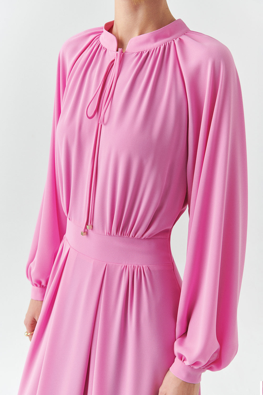 Yakası Bağcıklı Bele Oturan Astarlı Regular Midi Elbise