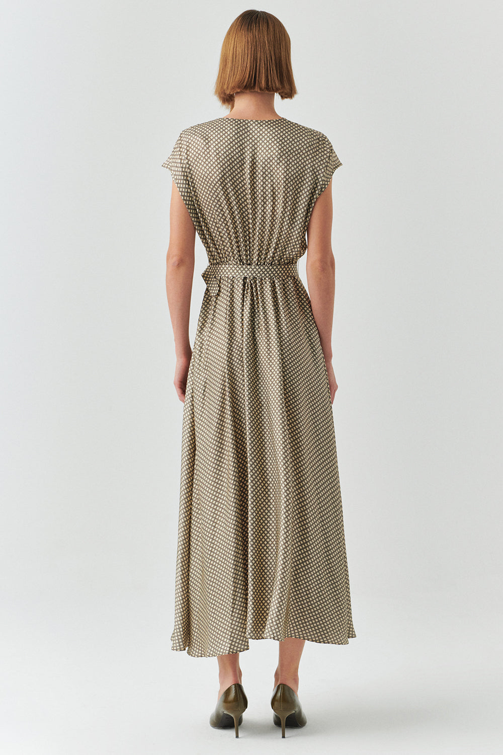 Desenli Degaje Yaka Kemerli Kolsuz Slim Fit Midi Elbise