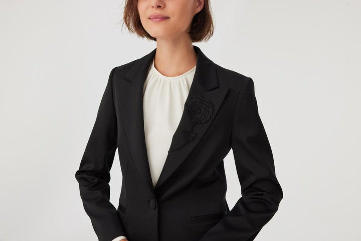 Parlak Görünümlü Yakası Nakış Detaylı Ceket