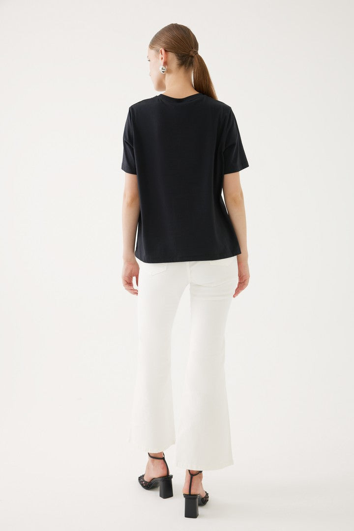 Yakası Taşlı ve Kısa Kollu Tişört