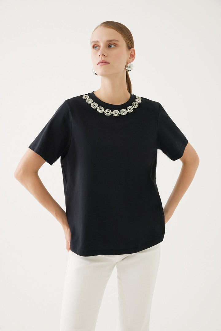 Yakası Taşlı ve Kısa Kollu Tişört