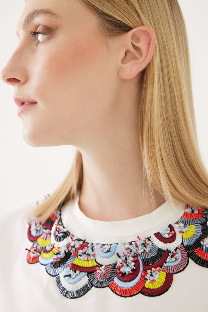 Kısa Kollu ve Yakası Dantelli Tişört Tasarımı