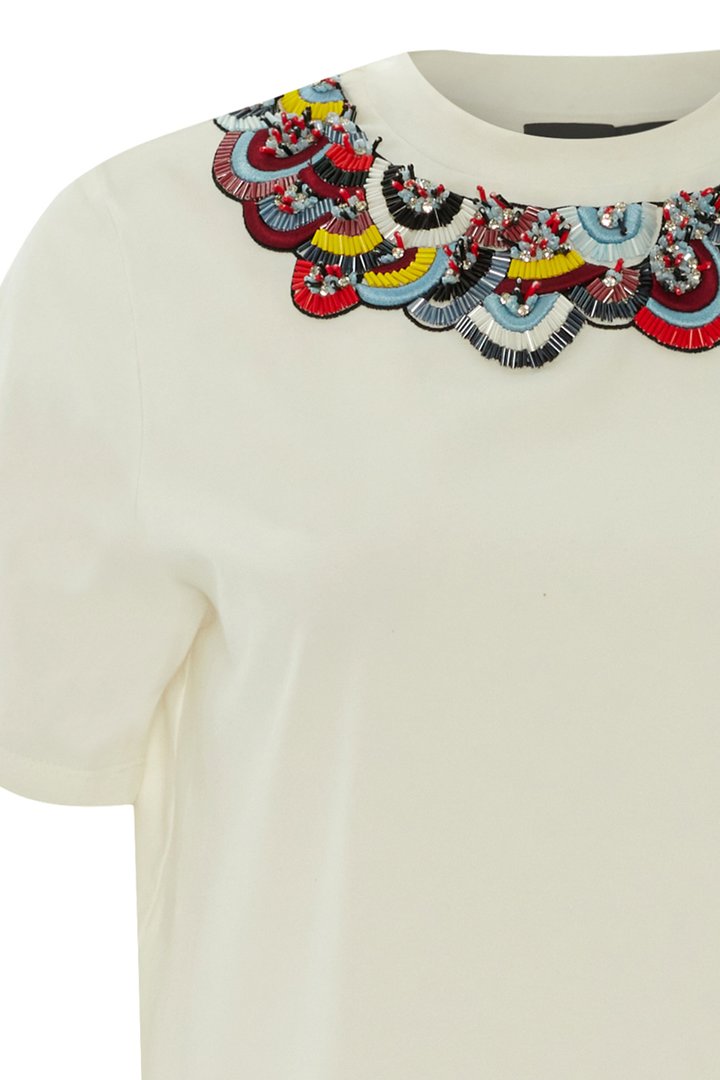 Kısa Kollu ve Yakası Dantelli Tişört Tasarımı