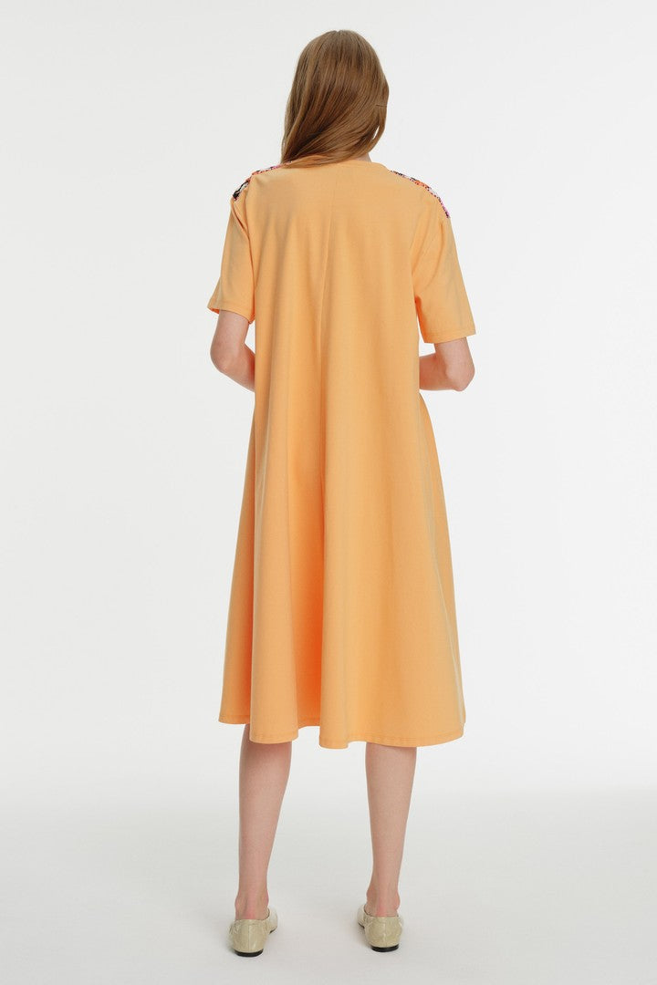 V Yaka Midi Boy İşlemeli Örme Elbise