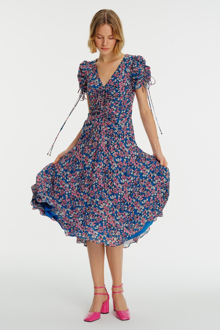 V Yaka Çiçek Desenli Büzgü Detaylı Midi Şifon Elbise