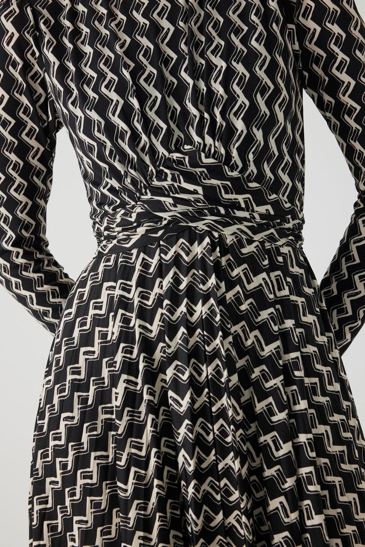 Geometrik Desenli Bağlama Detaylı Likralı Midi Örme Elbise