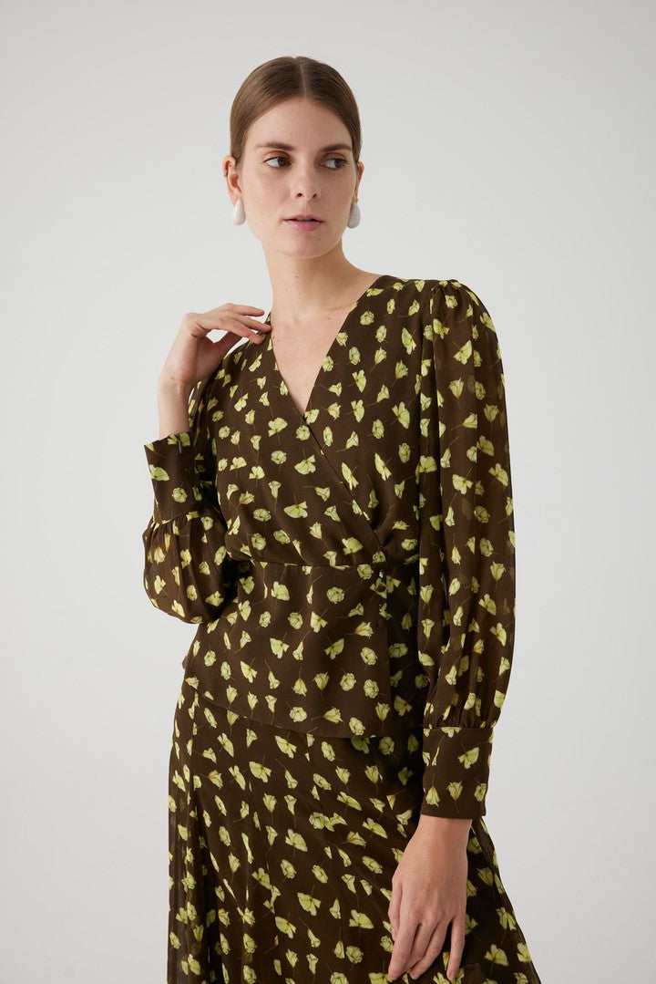 Çiçek Desenli Kruvaze Yaka Slim Fit Bluz