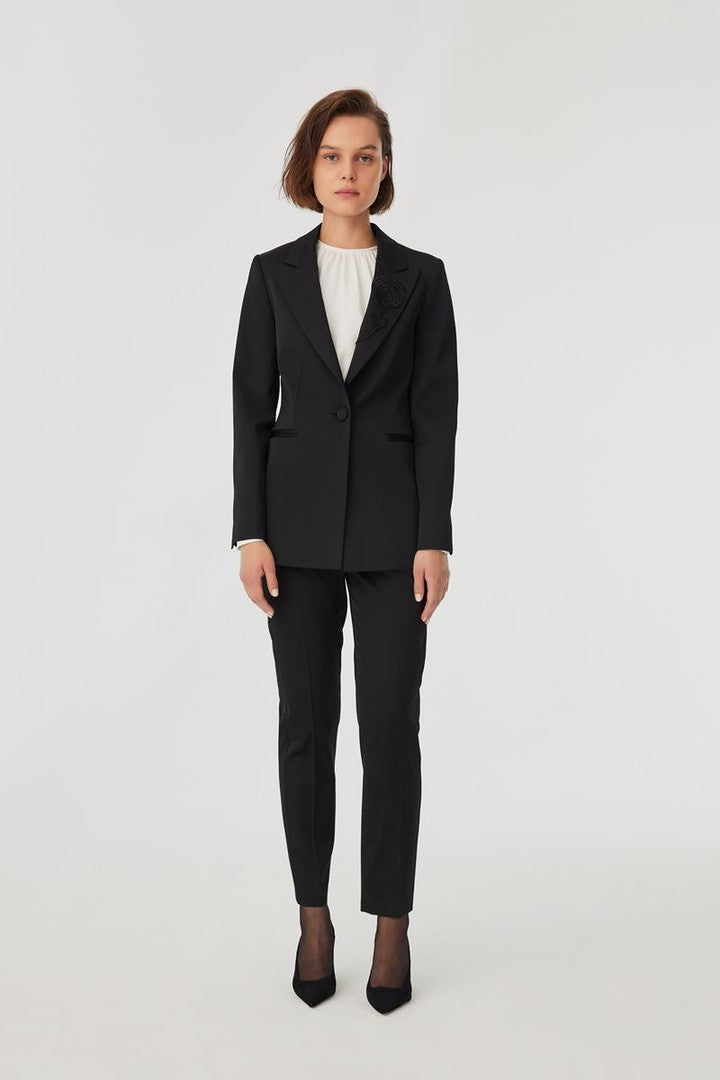 Parlak Görünümlü Yakası Nakış Detaylı Ceket