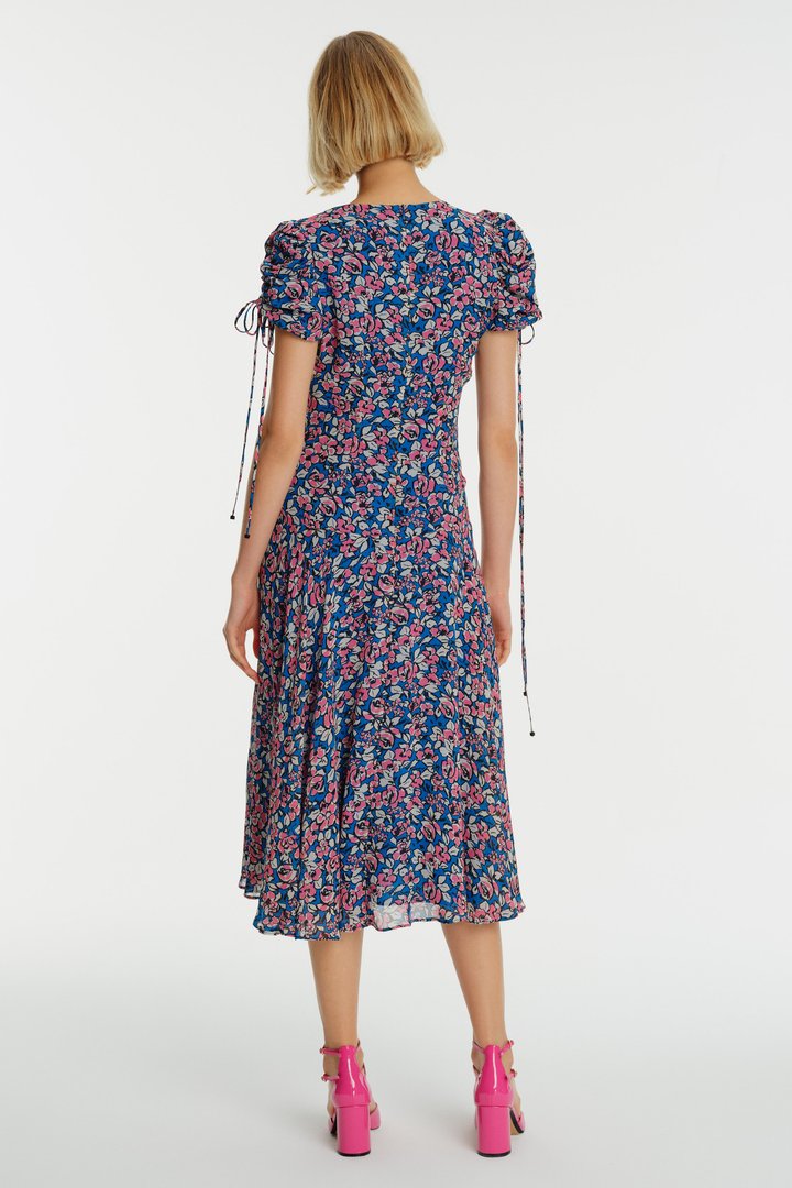 V Yaka Çiçek Desenli Büzgü Detaylı Midi Şifon Elbise