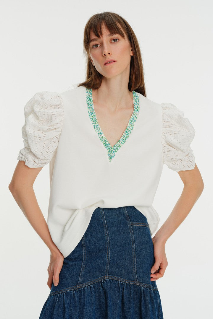 İşlemeli V Yaka Balon Kol Tişört