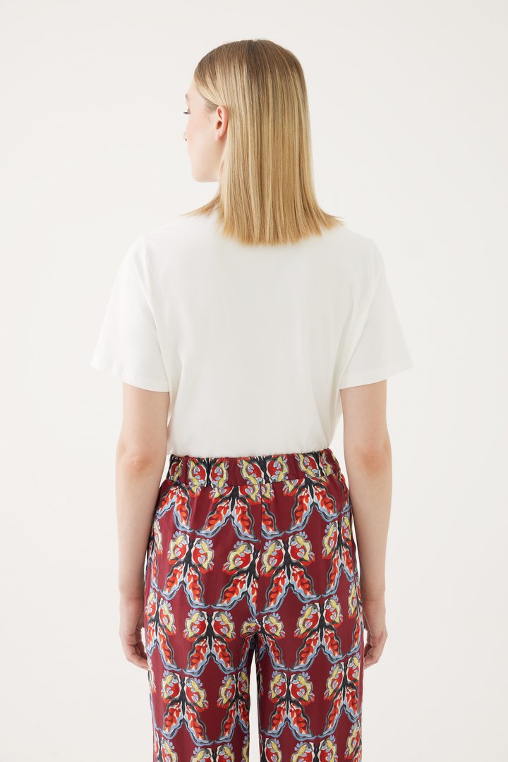 Kısa Kollu ve Yakası Dantelli Tişört Tasarımı