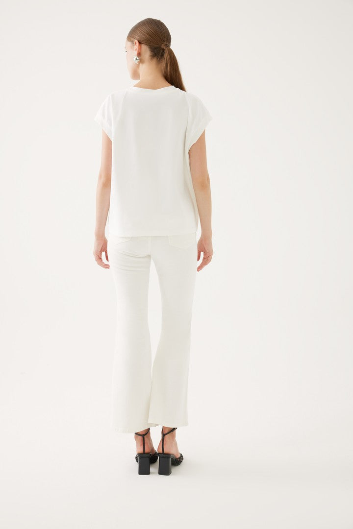 İşleme Detaylı ve Kısa Kollu Beyaz Tişört